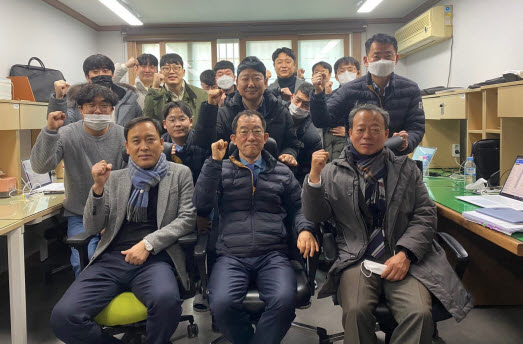김순곤 도시개발국장을 비롯한 간부공무원들이 지난 16일 시청 합동설계작업장을 방문해 조기발주를 위해 애쓰는 직원들을 격려하고 기념촬영을 하고 있다.