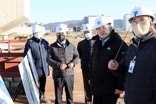 주낙영 경주시장이 설 명절 연휴를 앞둔 16일, 제2금장교 조성 현장을 찾아 시설을 점검하고 있다.