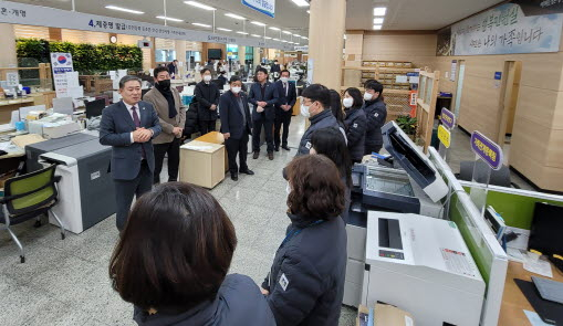 이철우 경주시의회 의장을 비롯한 의원들이 설을 맞아 시청직원들을 격려했다.