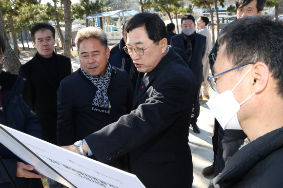 주낙영 시장이 19일 연동항 어촌뉴딜 300사업 현장을 방문해 사업개요 현황을 보고 있다.