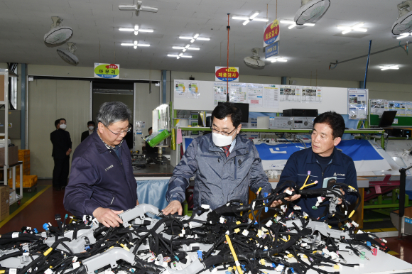 주낙영 경주시장(가운데) 경주 안강 소재 대성전장 기업을 방문하여 주력제품에 대한 설명을 듣고 있다.