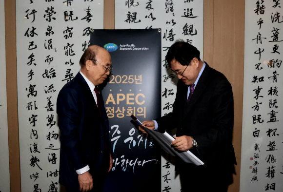 주낙영 경주시장이 이봉관 서희건설 회장에게 경주시유치지원위원회 위원 위촉 후 기념촬영을 하고 있다.