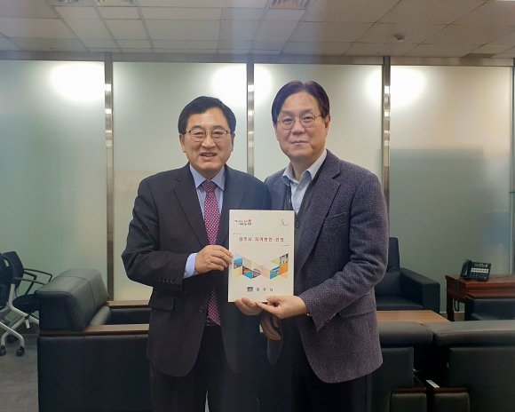 주낙영 경주시장(왼쪽) 27일 대통령비서실 이관섭 국정기획수석 만나 '2025 APEC 정상회의' 경주 유치를 당부했다.