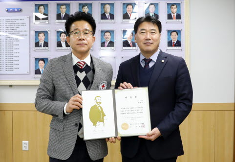 경주시의회 이락우(사진 우) 경제산업위원장이 경주에서는 두번째로 헌혈홍보위원에 위촉됐다.