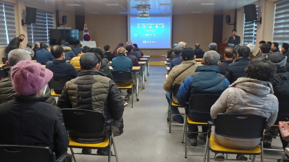경주시와 경북도는 31일 천북면 행정복지센터에서 ‘왕신JC~디아이 오토 모티브’ 2.5㎞ 구간과 ‘동산낚시터~동산삼거리’ 0.85㎞ 구간을 확장하기 위한 도로공사 주민설명회를 개최했다.
