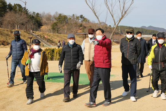 주낙영 시장이 지난해 1월 경주파크골프장 제1구장 현장을 찾아 시민들과 함께 시설현장을 둘러보고 있다.