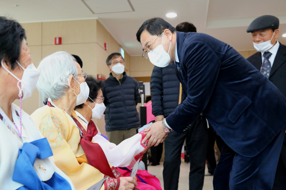 주낙영 시장이 지역의 한 경로당을 찾은 자리에서 어르신 장수사진 사업 수행기관 관계자들을 격려하고 있다.