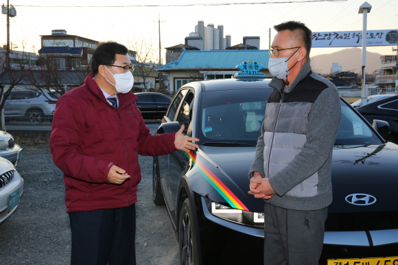 주낙영 경주이 어르신 기본요금 무료택시 안전운전을 당부하고 있다.
