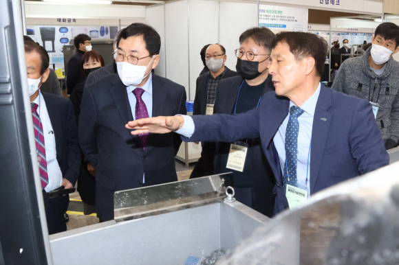 ‘2023년 세계물의날 기념 상반기 물종합기술연찬회’가 9~10일까지 이틀 간 일정으로 경주화백컨벤션센터(HICO)에서 열린 가운데, 주낙영 경주시장이 행사장을 둘러보고 있다.