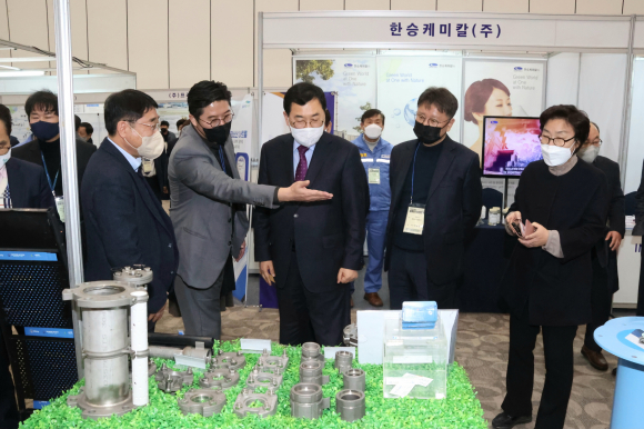 ‘2023년 세계물의날 기념 상반기 물종합기술연찬회’가 9~10일까지 이틀 간 일정으로 경주화백컨벤션센터(HICO)에서 열린 가운데, 주낙영 경주시장이 행사장을 둘러보고 있다.