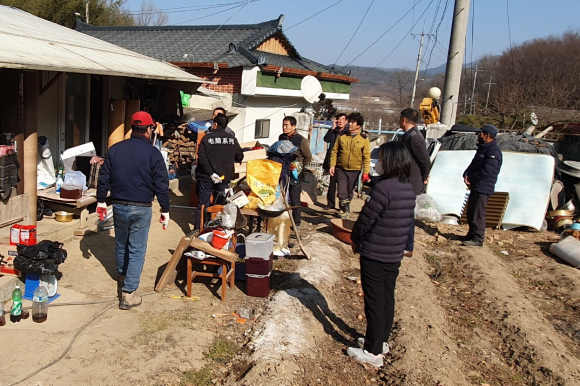 경주시 서면 지역사회보장협의체가 주거환경 개선 봉사활동을 펼치고 있다.