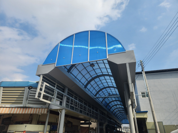 낡은 비가림시설을 철거하고 새로 설치한 안강시장 모습.
