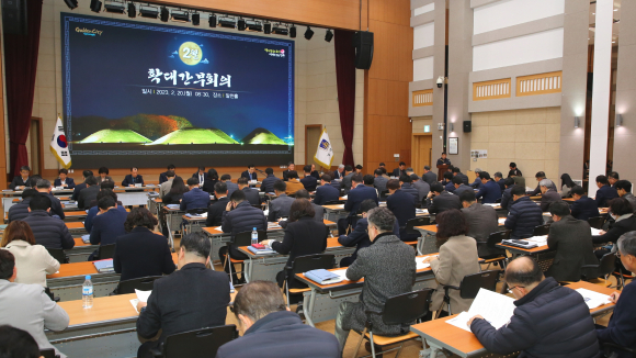 주낙영 경주시장이 20일 오전 시청 내 알천홀에서 확대간부회의를 주재하고 올해 추진할 중점사업을 점검했다.