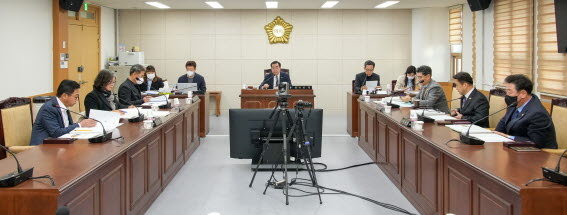 경주시의회 행정복지위원회가 회의를 진행하고 있다.