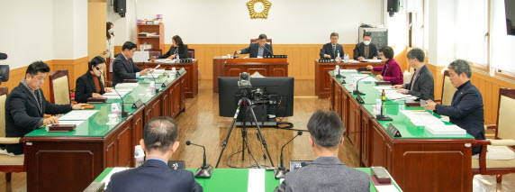 경주시의회 문화도시위원회가 회의를 진행하고 있다.