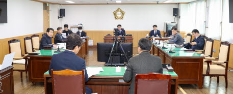 경주시의회 경제산업위원회가 회의를 진행하고 있다.