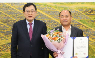 주낙영 경주시장이 철도 전문가인 황만호(사진 우측) 박사를 ‘경주시 철도 명예 자문관’으로 위촉한 후 기념촬영을 하고 있다.