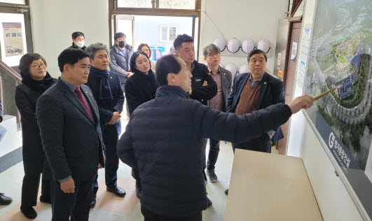 식물원(라원) 조성현장을 방문한 경주시의회 문화도시위원회.