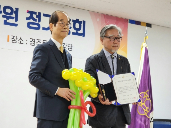 조철제 경주문화원장(좌), 이용호 경주문화원 부설 향토문화해설사회 고문(우).
