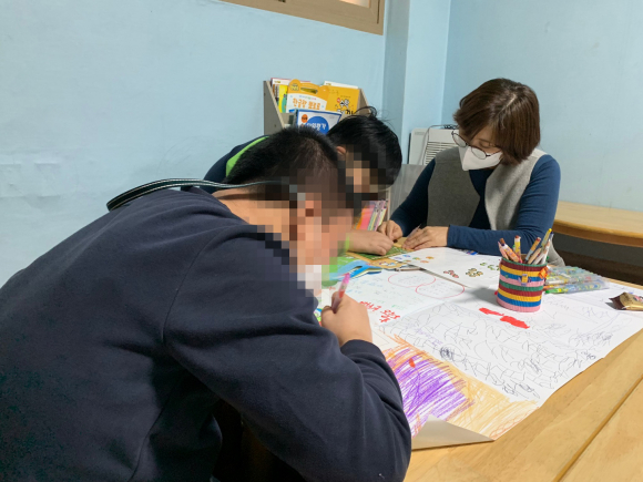 지역의 한 장애 어린이시설에서 미술수업을 진행하고 있다.