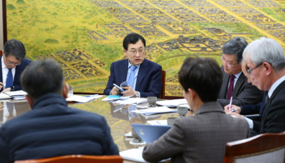 주낙영 경주시장이 지난 27일 오전 시청 대외협력실에서 국·소·본부장회의를 주재하고 올해 추진할 중점사업을 점검하고 있다.