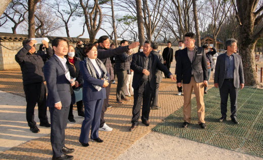 경주시의회 문화도시위원회는 6일 경주 대표사적지인 대릉원 개방 특별사업 추진상황 점검을 위해 현장을 방문했다.