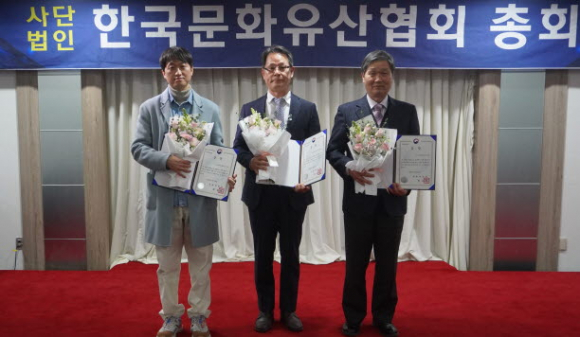 (재)신라무노하유산연구원 박방룡 원장이 한국문화유산협회 총회에서 문화재청장 수상 후 기념촬영을 하고 있다.(맨 오른쪽 박방룡 신라문화유산연구원장, 중간 최응천 문화재청장).