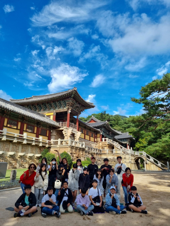 지난해 가을철 수학여행단이 불국사 앞에서 경주 방문 기념촬영을 하고 있다.