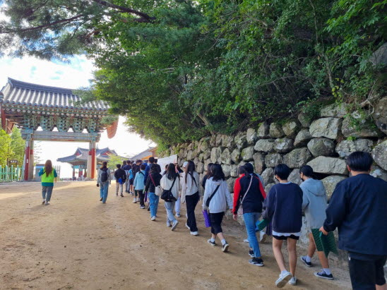 지난해 가을철 수학여행단이 석굴암으로 걸어가고 있다.