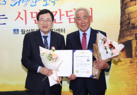 주낙영 경주시장이 지난 8일 월성동 행정복지센터에서 윤만걸(사진 오른쪽) 석장에게 인정서를 전달한 후 기념촬영을 하고 있다.