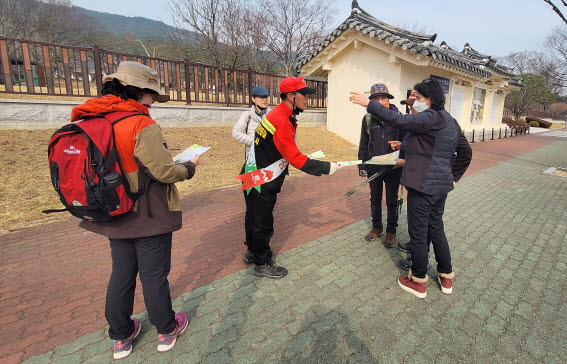 산불예방 진화대원들이 남산안내소 앞에서 등산객을 대상으로 산불조심 주의 안내문을 배부하고 있다.