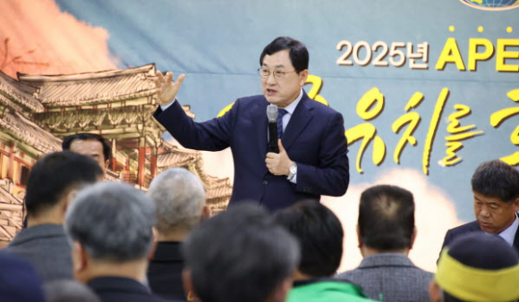 주낙영 경주시장이 지난 3일 불국동행정복지센터에서 열린 ‘찾아가는 시민간담회’에 참석해 주민들과 대화를 하고 있다.