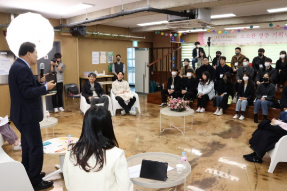 주낙영 시장이 13일 경주청년센터에서 열린 소소한 경주 기획단 발대식에 참석해 인사말을 하고 있다.