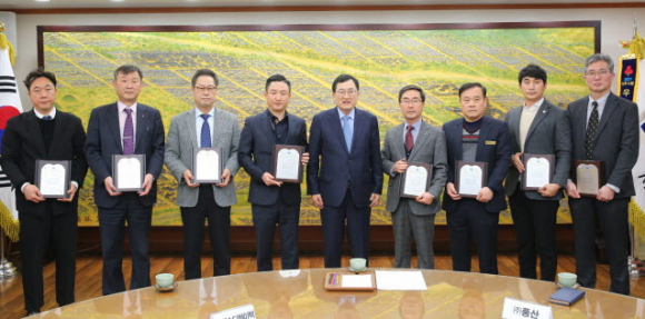 주낙영 경주시장이 지난 13일 시청 대외협력실에서 성실납세자 감사패 전달 후 기념촬영을 하고 있다.