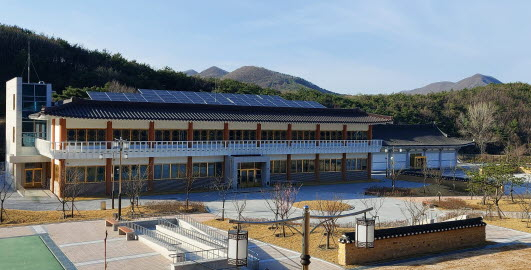 동학기념관 및 교육수련관 전경.