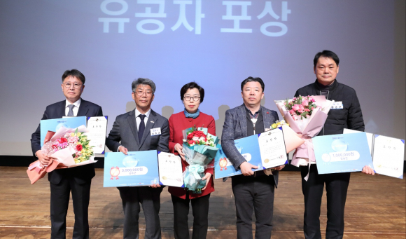 박효철 맑은물사업본부장(맨 왼쪽)이 지난 17일 김천 문화예술회관에서 표창 수여 후 수상자들과 기념촬영을 하고 있다.