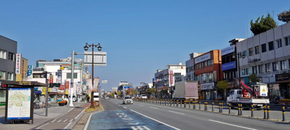 경주시가 옛 경주역부터 강변삼거리까지 1.5km 구간에 걸쳐 전신주 및 각종 통신선을 지중화해 도시경관을 개선하는 전선지중화사업을 추진하고 있는 가운데, 사진은 사업완료 후 원화로 모습.