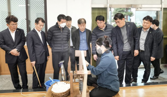 경주시의회 경제도시위원회가 경주시전통명주전시관을 방문해 시설을 견학하고 운영 현황과 애로사항을 청취한 후 베짜기 시연을 관람했다.