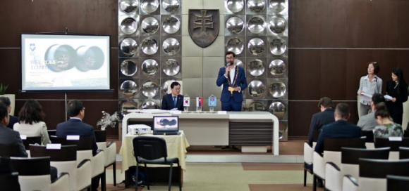 체코 원전 수주 세일즈 외교를 성공리에 마친 주낙영 경주시장 현지시간 20일 동유럽 유일의 자매도시인 슬로바키아 니트라로 자리를 옮겨 자매결연 10주년 교류 간담회를 갖고 있다.