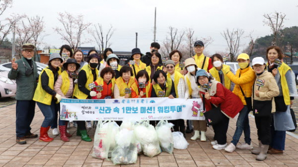 지난 23일 경주역사유적월성지구 일대에서 볼런투어 프로그램 종료 후 기념촬영을 하고 있다.