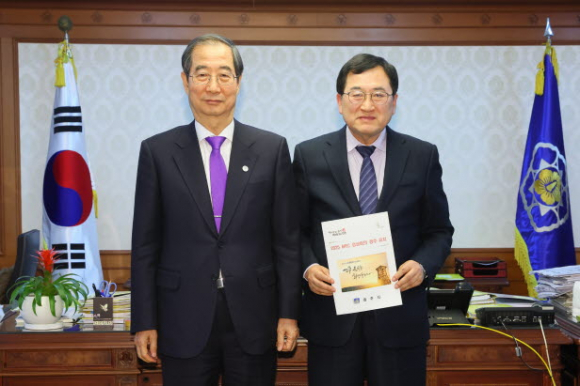 주낙영 경주시장이 27일 한덕수(사진 좌측) 국무총리를 만나 2025APEC 정상회의 경주 개최를 건의한 후 기념촬영을 하고 있다.