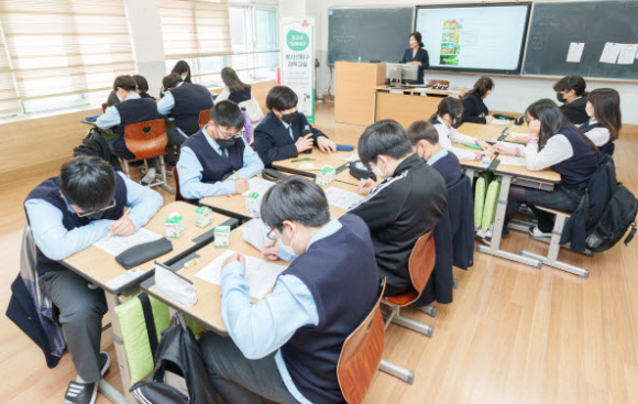 경주 양남중 학생들이 방사능 탐구교실 수업을 하고 있다.