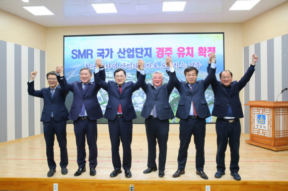 경주시가 3월 15일 시청 대회의실에서 기자회견을 갖고 ‘SMR국가산단’의 유치 확정 세레모니를 하고 있다.(사진 좌측부터 김석학 경주부시장, 이철우 경주시의장, 주낙영 경주시장, 이상걸 경주상의 회장, 강인구 경주시 경제산업국장, 최형대 경주시 농림축산해양국장)