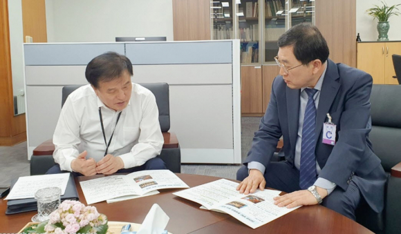 주낙영 경주시장이 4일 이진복 대통령실 정무수석을 만나 주요 현안 사업을 보고하고 정부 차원의 전폭적인 지원을 요청하고 있다.