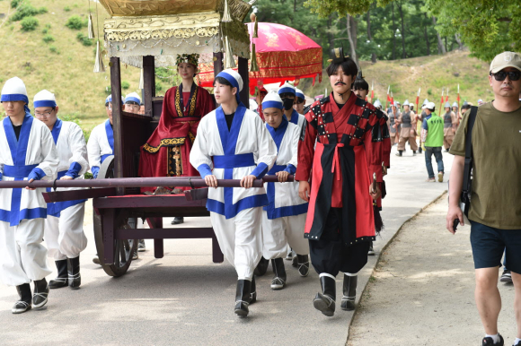 지난해 선덕여왕 행사 재현모습.