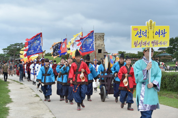 지난해 선덕여왕 행차 재현모습.