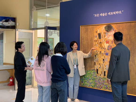 경주역 대합실을 미술전시관으로 활용해 유명 미술가 레플리카展을 열고 있다.