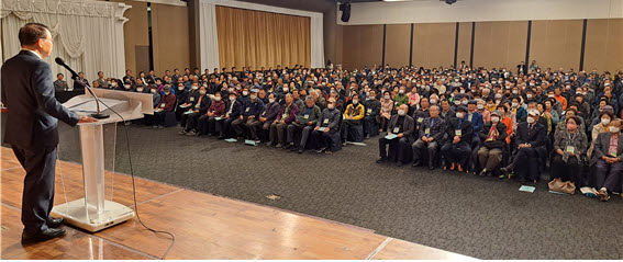 지역 어르신들의 유대를 강화하고 노인회 조직의 활성화를 위한 ‘2023년 정기총회 및 일선노인지도자 대회’가 4월 5일 경주 더케이호텔에서 개최됐다.