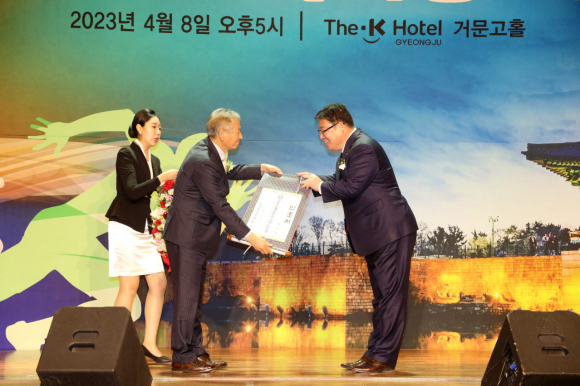 여준기 회장이 김점두 경상북도체육회 회장으로부터 인준서를 전달받고 있다.