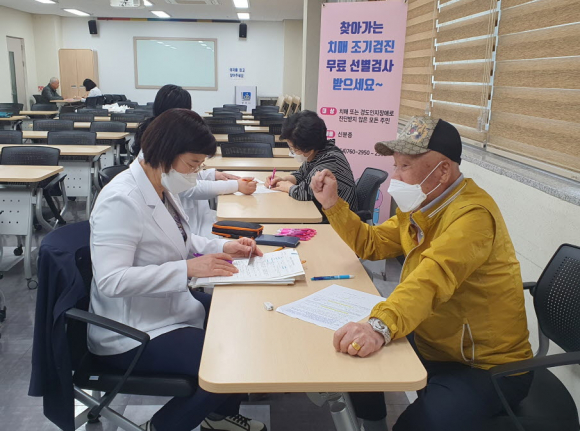 지난 13일 경주시노인종합복지관 2층 취미교실에서 무료 치매조기검진을 진행하고 있다.